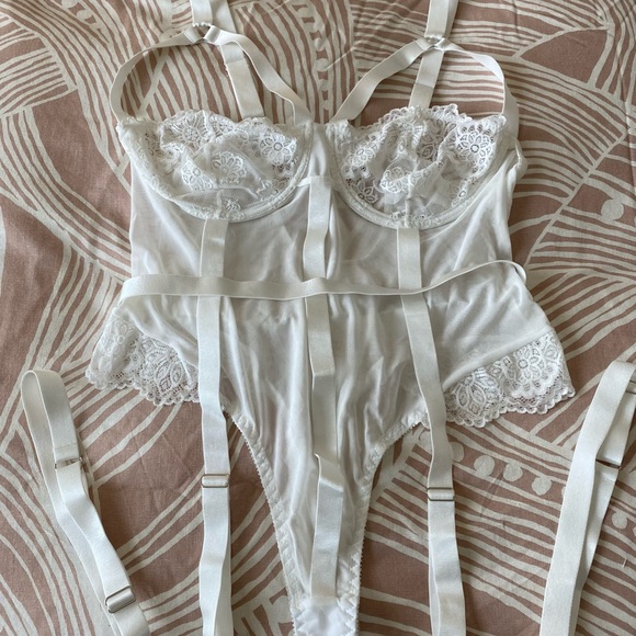 NWT SHEIN - White Plus Contrast Lace Mesh Underwire Teddy Bodysuit w/Garter Set - Picture 3 of 6